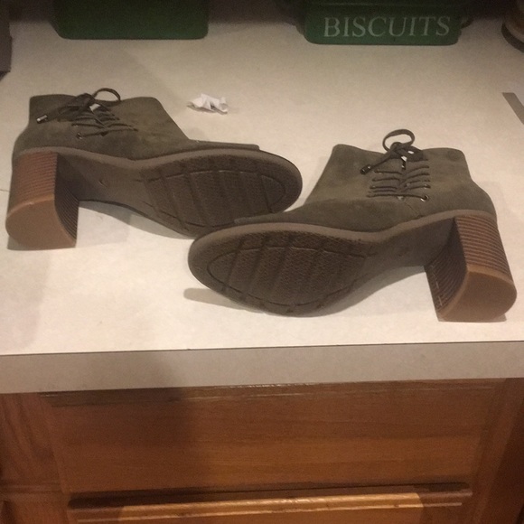 New in box with tags olive peep toed olive heels - Picture 5 of 8